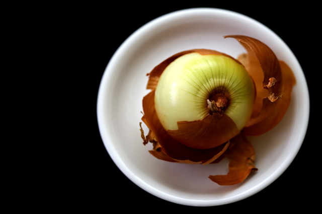 White onion on saucer